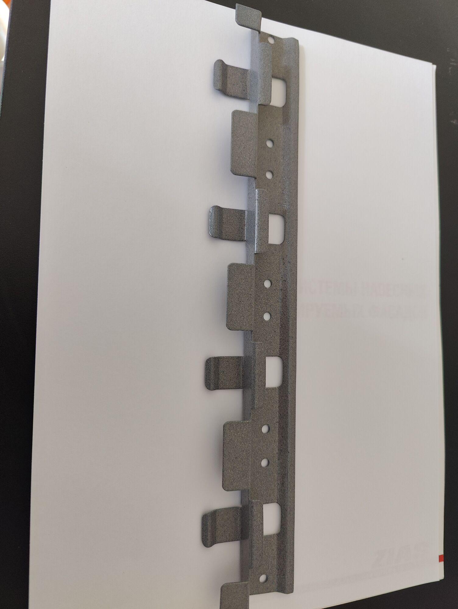 Планка рядовая для крепления клинкерной плитки 2400х1,0 мм, оцинкованная, с полимерным покрытием