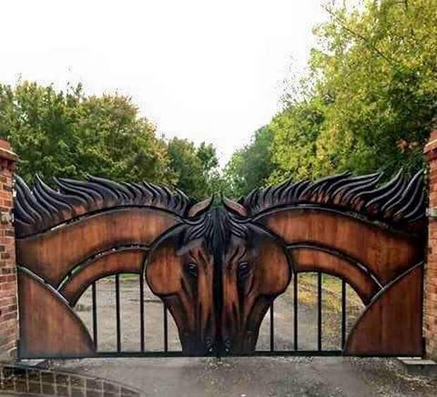 Ворота с изображением зверей (художественная резка)