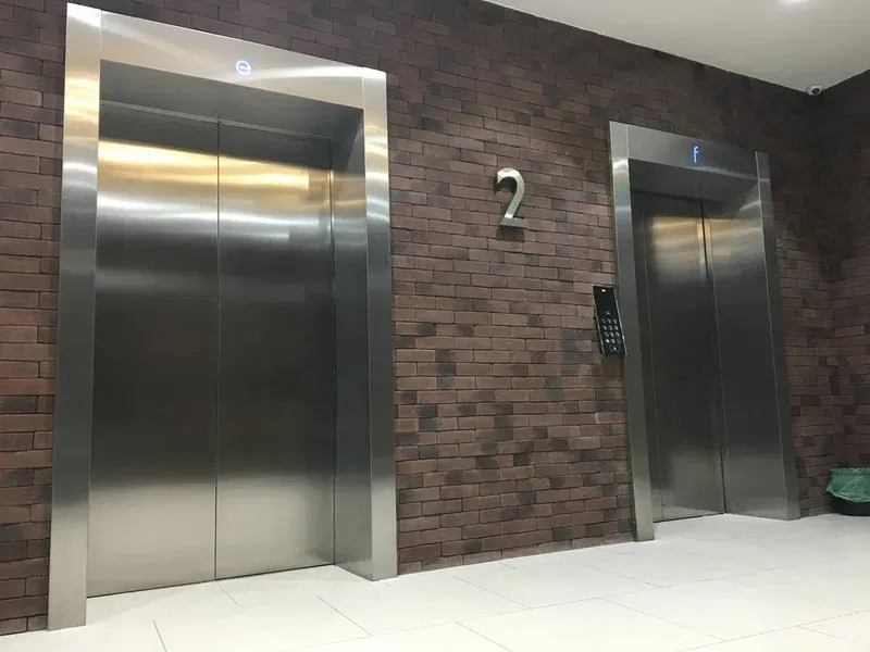 Облицовка портала лифта нержавеющей сталью