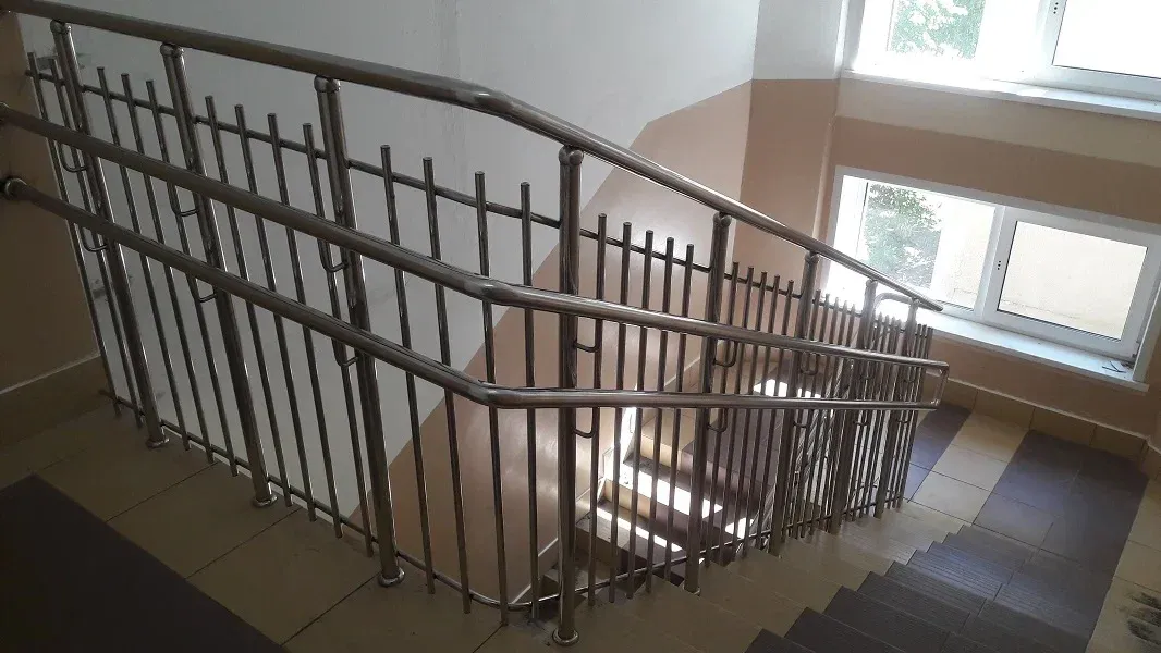 Ограждения лестниц никелированные для госучреждений