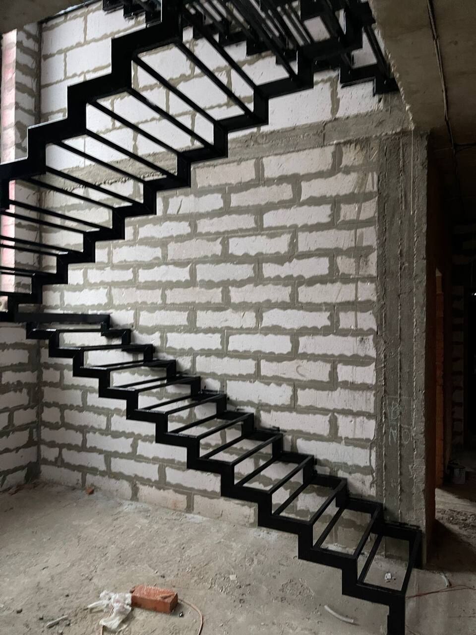 Каркас металлической лестницы закрытого типа