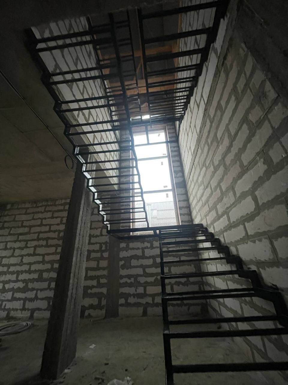 Маршевая лестница из металла поворотная 5