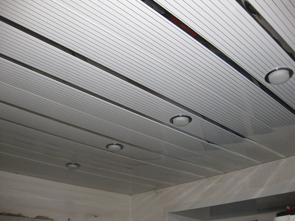 Алюминиевый реечный потолок E01 жемчужно-белый с хром. полосой рейка S150