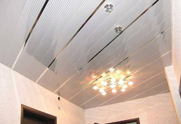 Алюминиевый реечный потолок E01 жемчужно-белый с хром. полосой рейка S100, 1
