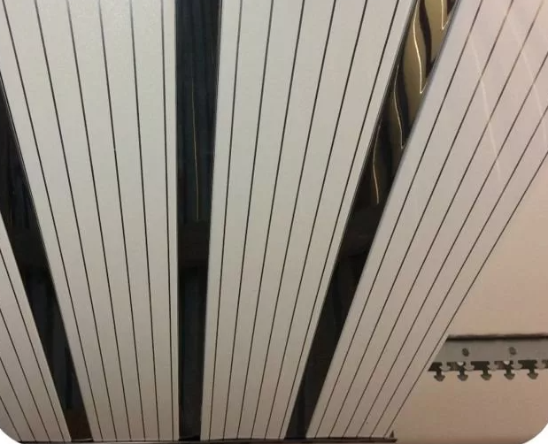 Алюминиевый реечный потолок E01 жемчужно-белый с хром. полосой рейка S100, 2