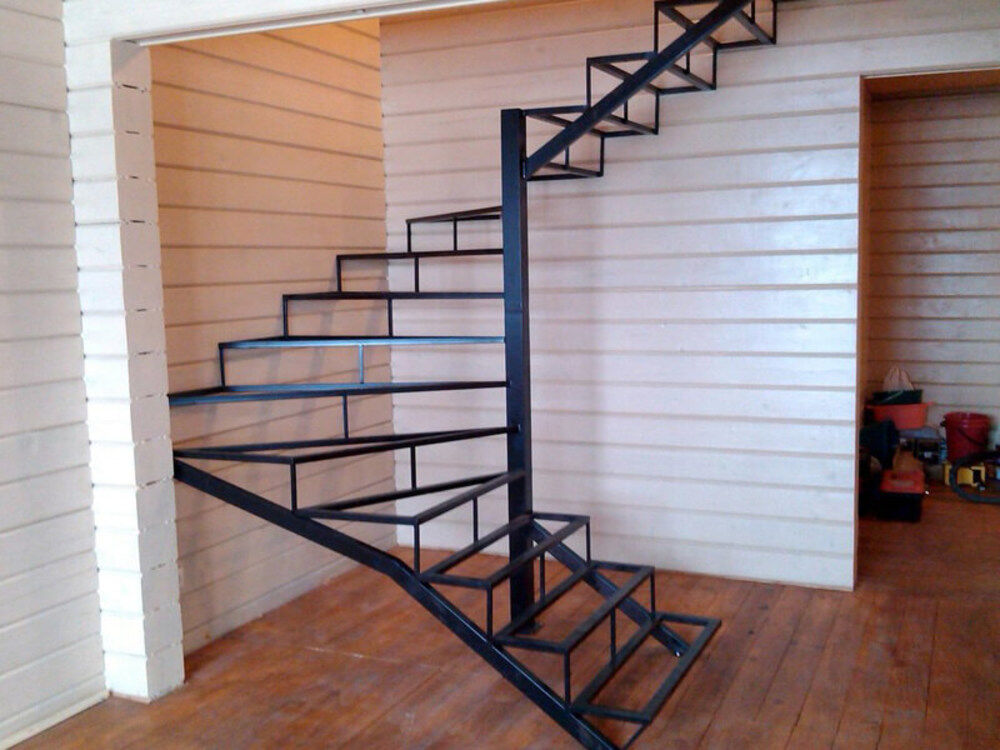 Лестница в дом из металла 10
