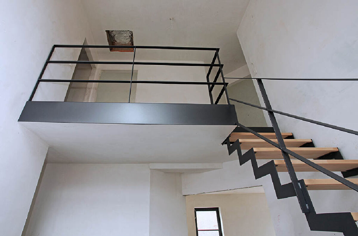Лестница в дом из металла 5