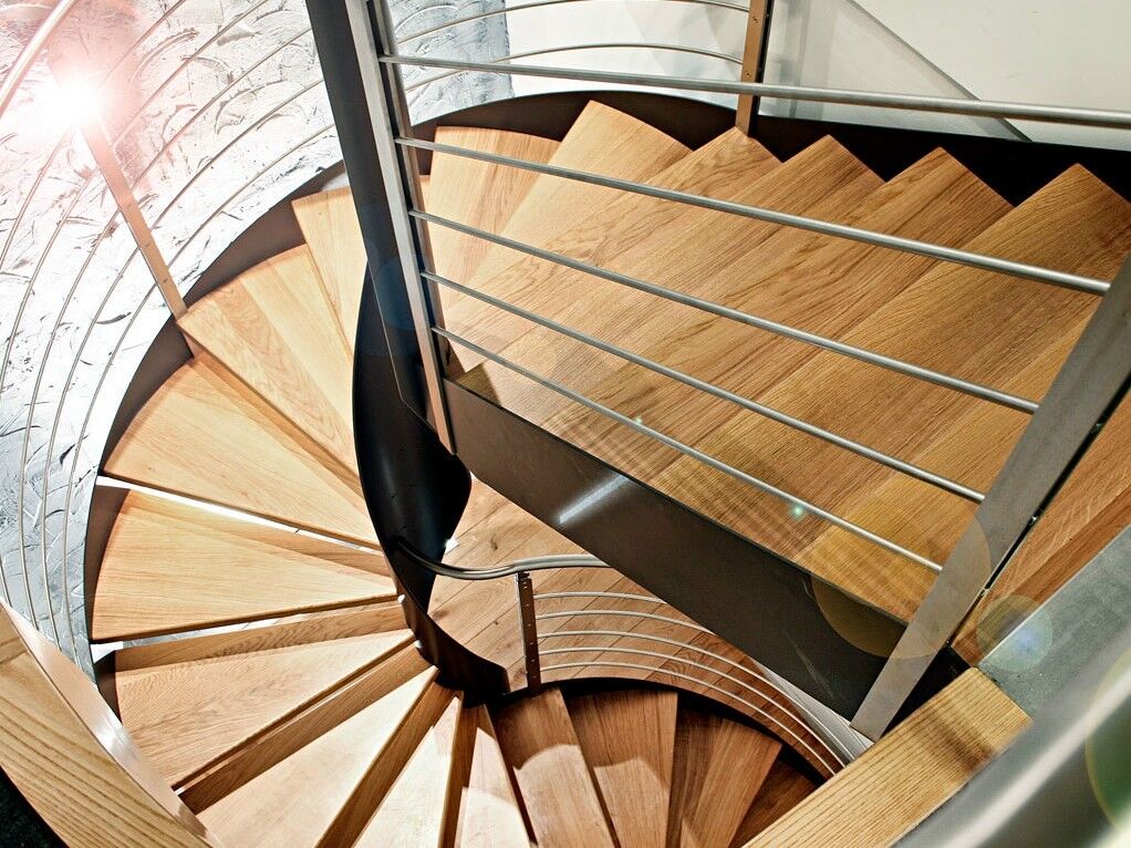 Купить винтовую лестницу на второй. Винтовая лестница Эндрю Макконнелла. Винтовая лестница Toronto 125. Консольная винтовая лестница. Спиральная лестница.
