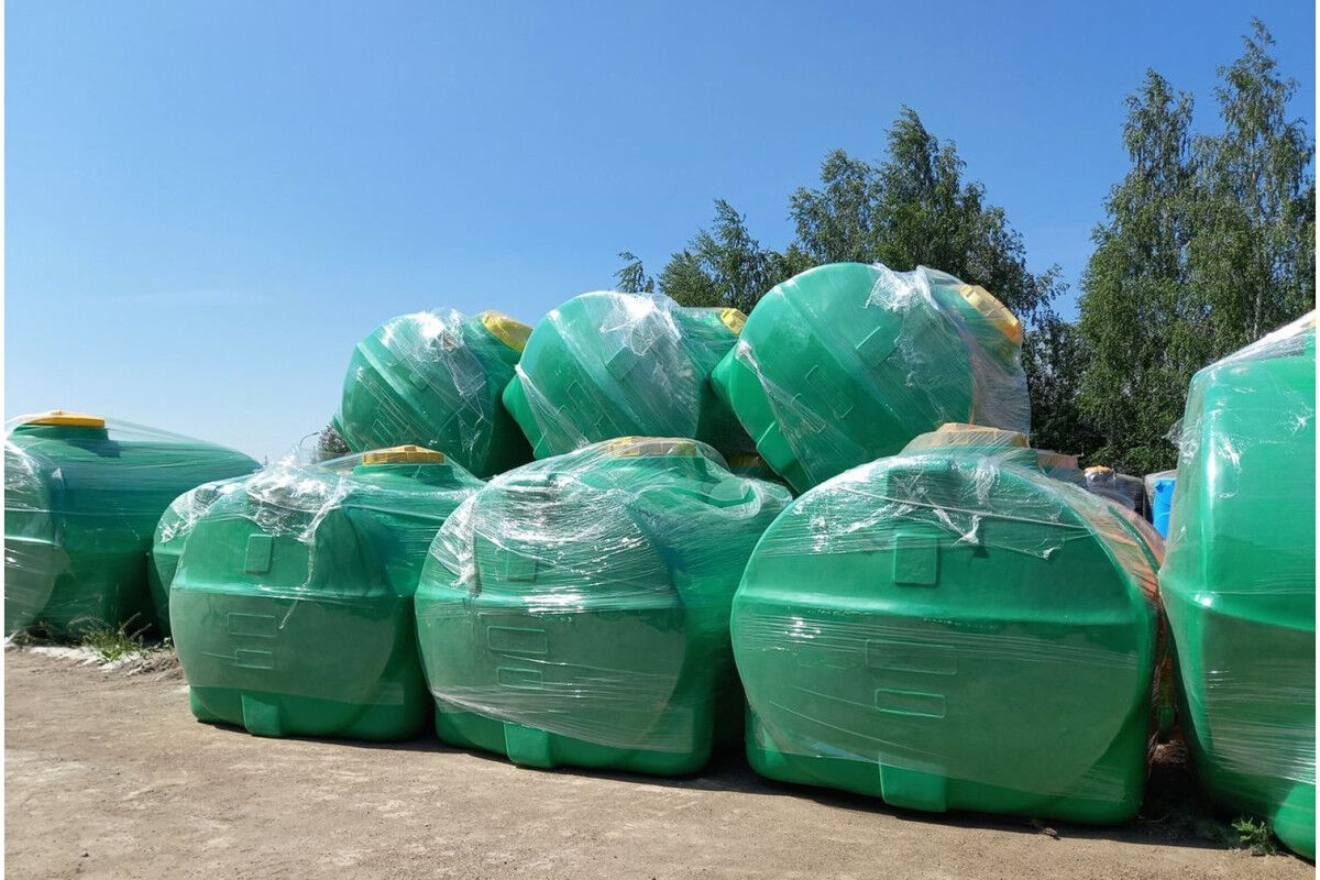 Пластиковая емкость 5000 литров цилиндрическая горизонтальная на опорах для удобрений КАС