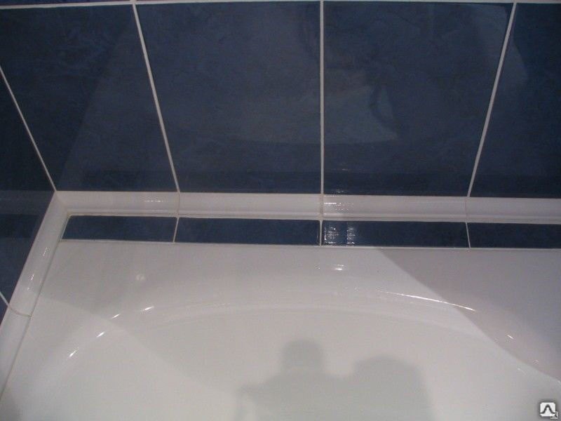 Чем заделать стыки плитки. Стык ванны и плитки. Шов между ванной и стеной. Керамический плинтус для ванной. Бордюр между ванной и плиткой.