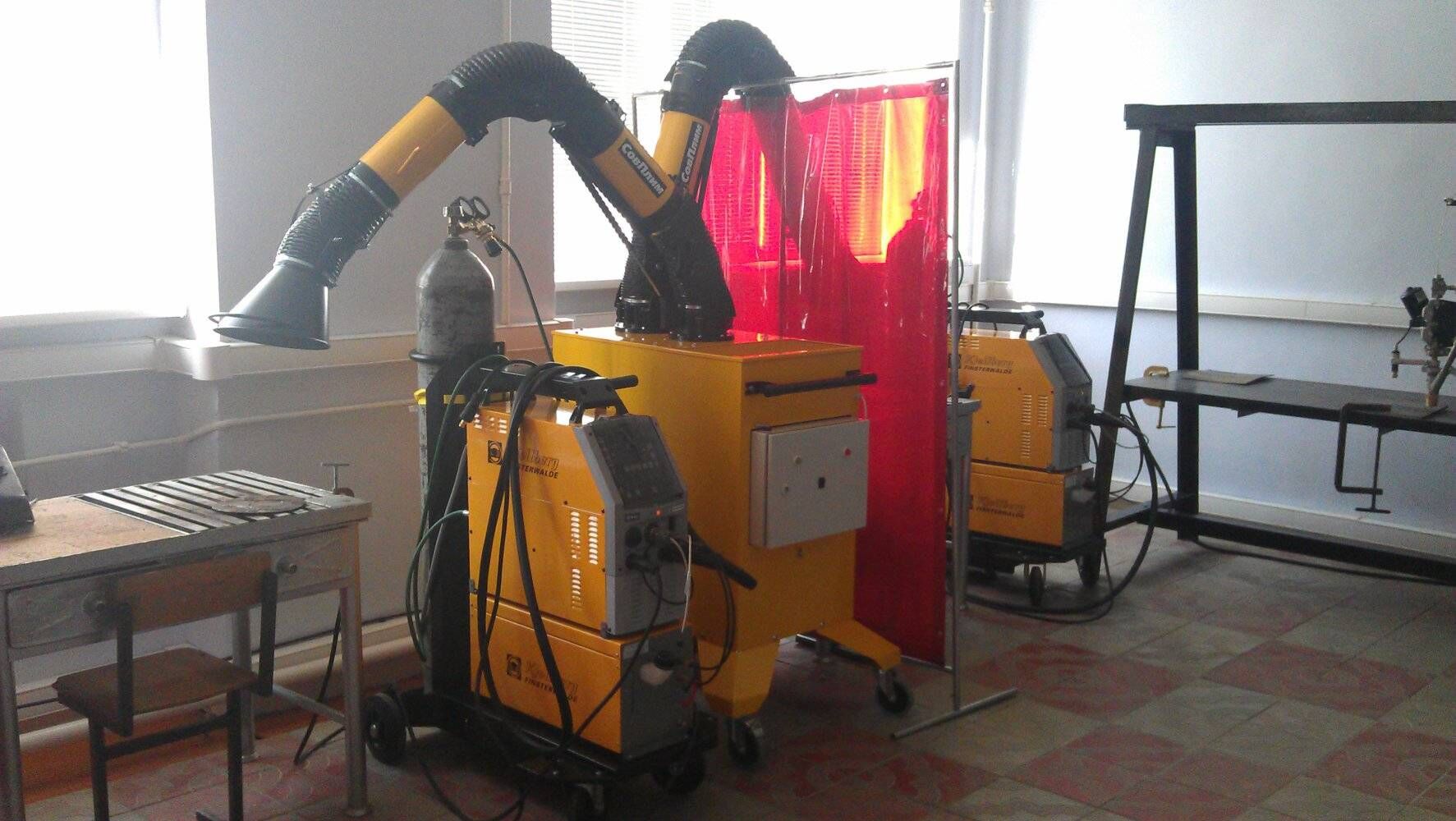 Совплим местная вытяжка. Современные сварочные посты. Передвижной сварочный пост рдс. Организация рабочего места сварщика сварочный пост. Сварочные посты сварщика.