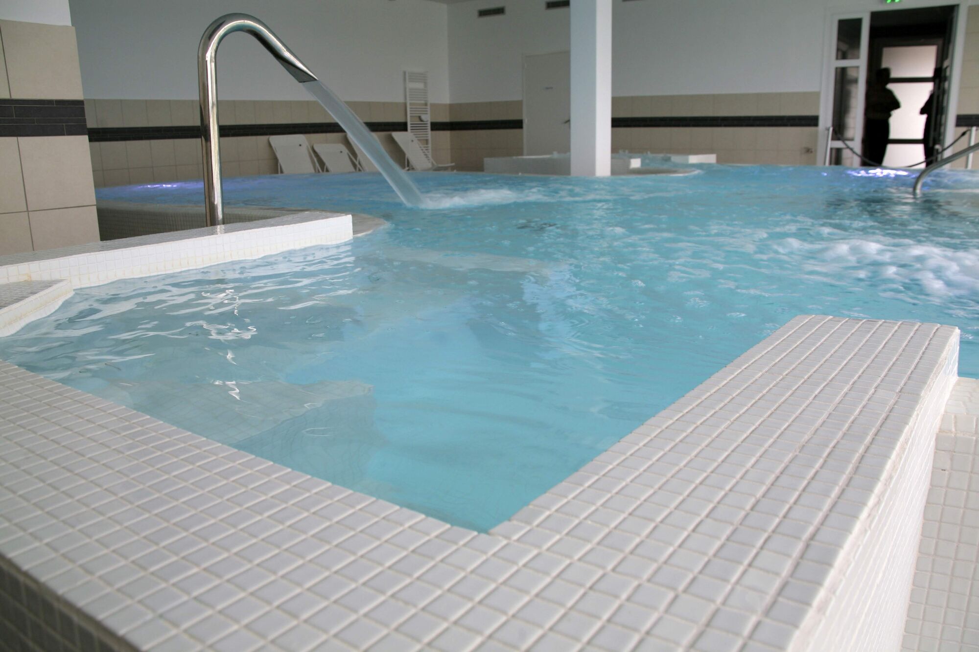 Шезлонг для бассейна. Бассейн из белой плитки. Бассейн с белыми. Белый бассейн. Пленка для бассейна ренолит алькорплан.