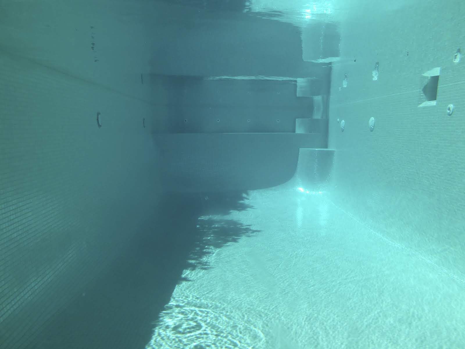 Внутри бассейна под водой. Мальчик под водой в бассейне. Бассейн под водой видео. Бассейн под водой видео. Мальчик под водой в бассейне.