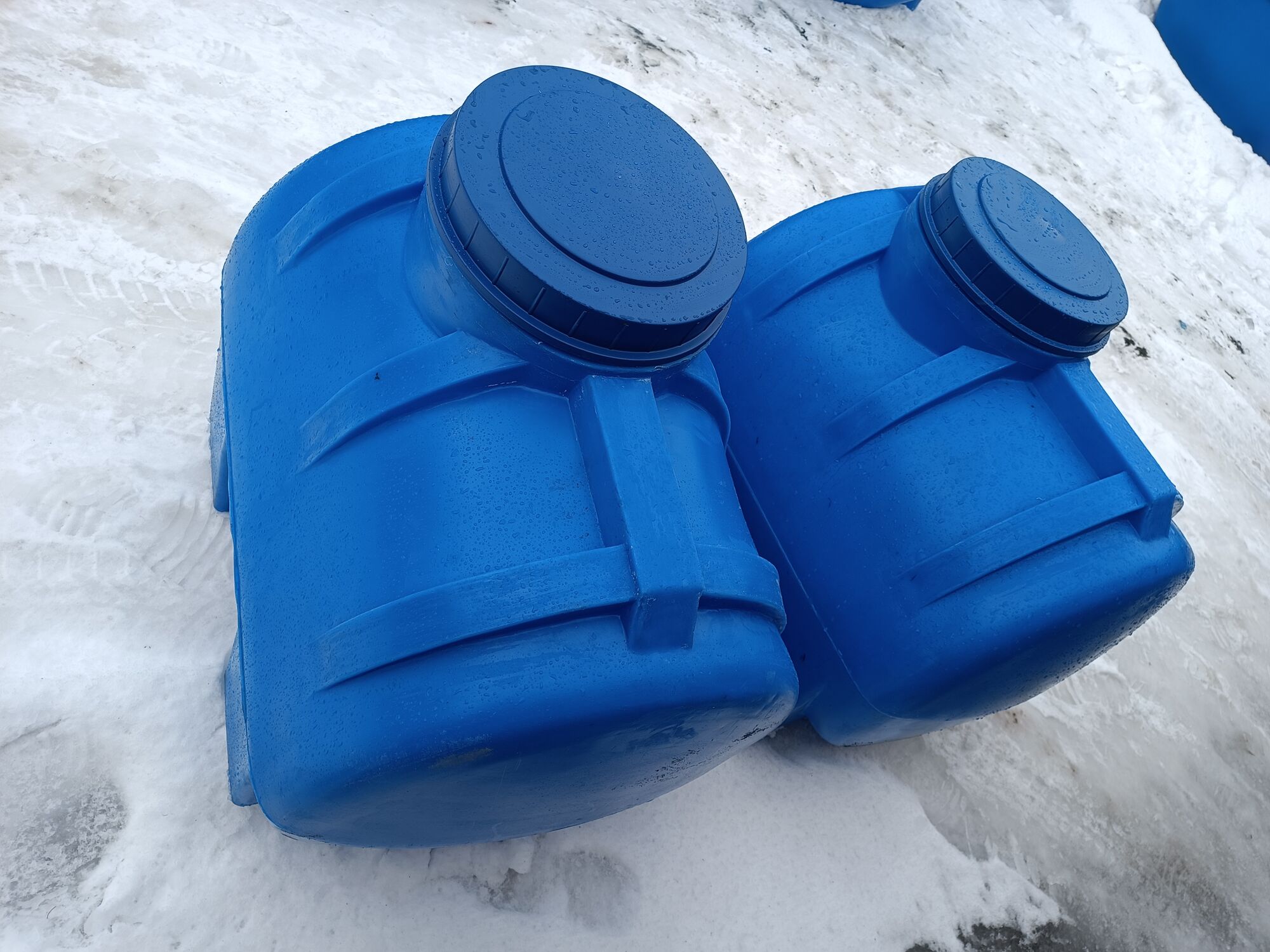 Ёмкость для воды пластиковая овально-горизонтальная 300 л синяя Aquaplast 10