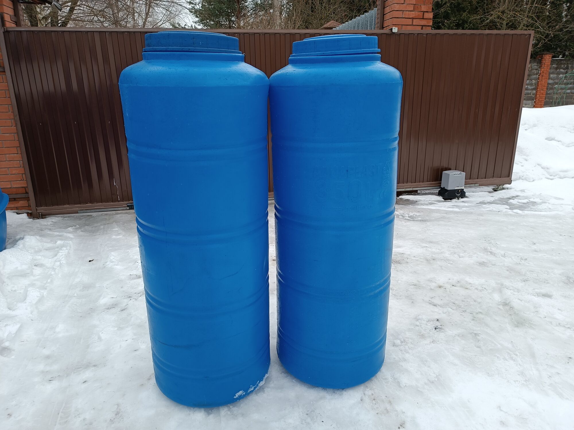 Емкость для воды пластиковая овально-вертикальная 350 л синяя Aquaplast 6