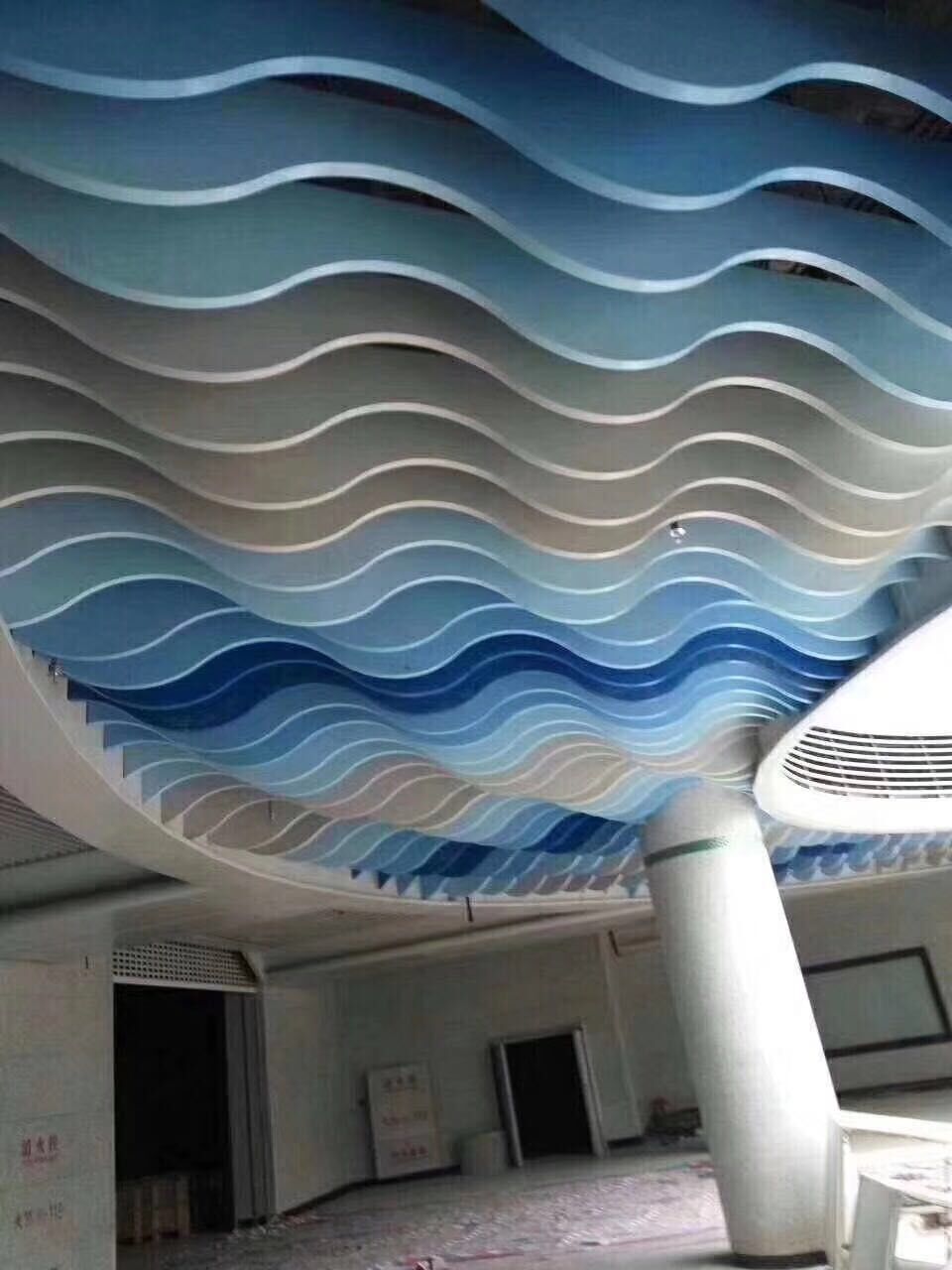 Волнообразный потолок из стали